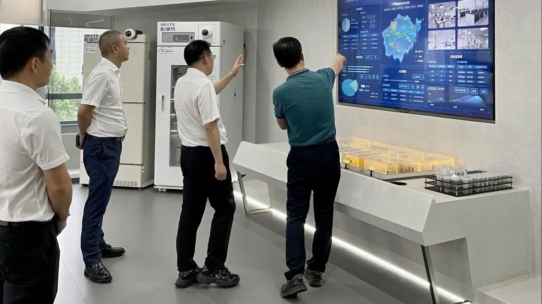 唐小辉书记一行参观优纳特产品中心