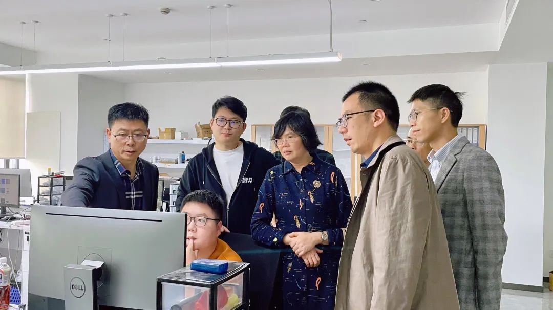 石院长一行参观优纳特研发中心